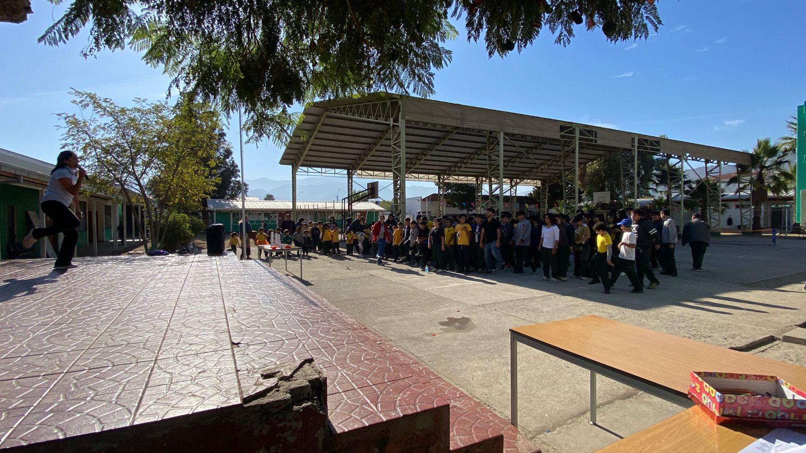 Actividad deportiva en el patio de la escuela